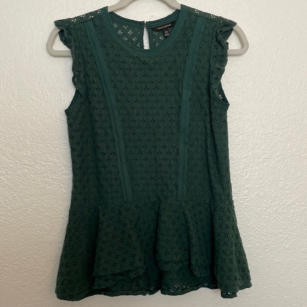 Banana Republic hunter green, lace cap sleeve top
